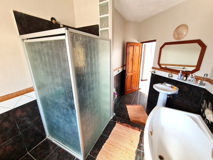 5 Bedroom Property for Sale in Wavecrest Eastern Cape